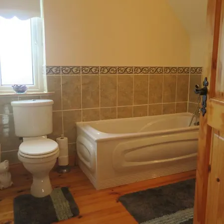 Thistledown - - Crossmolina - County Mayo - Sleeps 8 - Sister To Inglewood بيت للعطل *