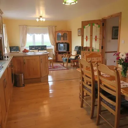 Thistledown - - Crossmolina - County Mayo - Sleeps 8 - Sister To Inglewood بيت للعطل *